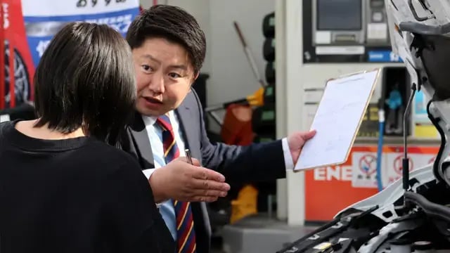 愛車買取センター査定様子